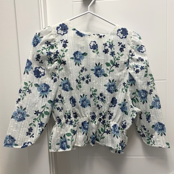 ‼️3/$30‼️ Floral blouse - Picture 2 of 4